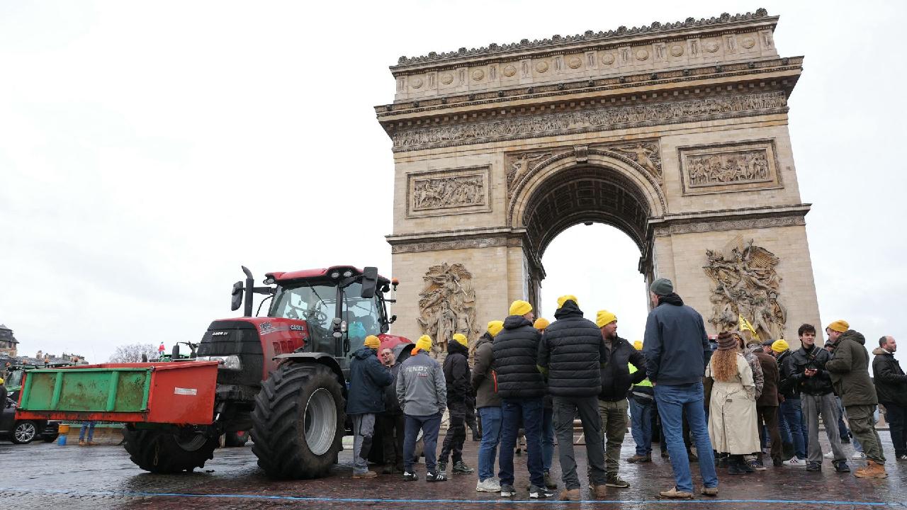 Farmers enter Paris on tractors to rage against Mercosur trade deal