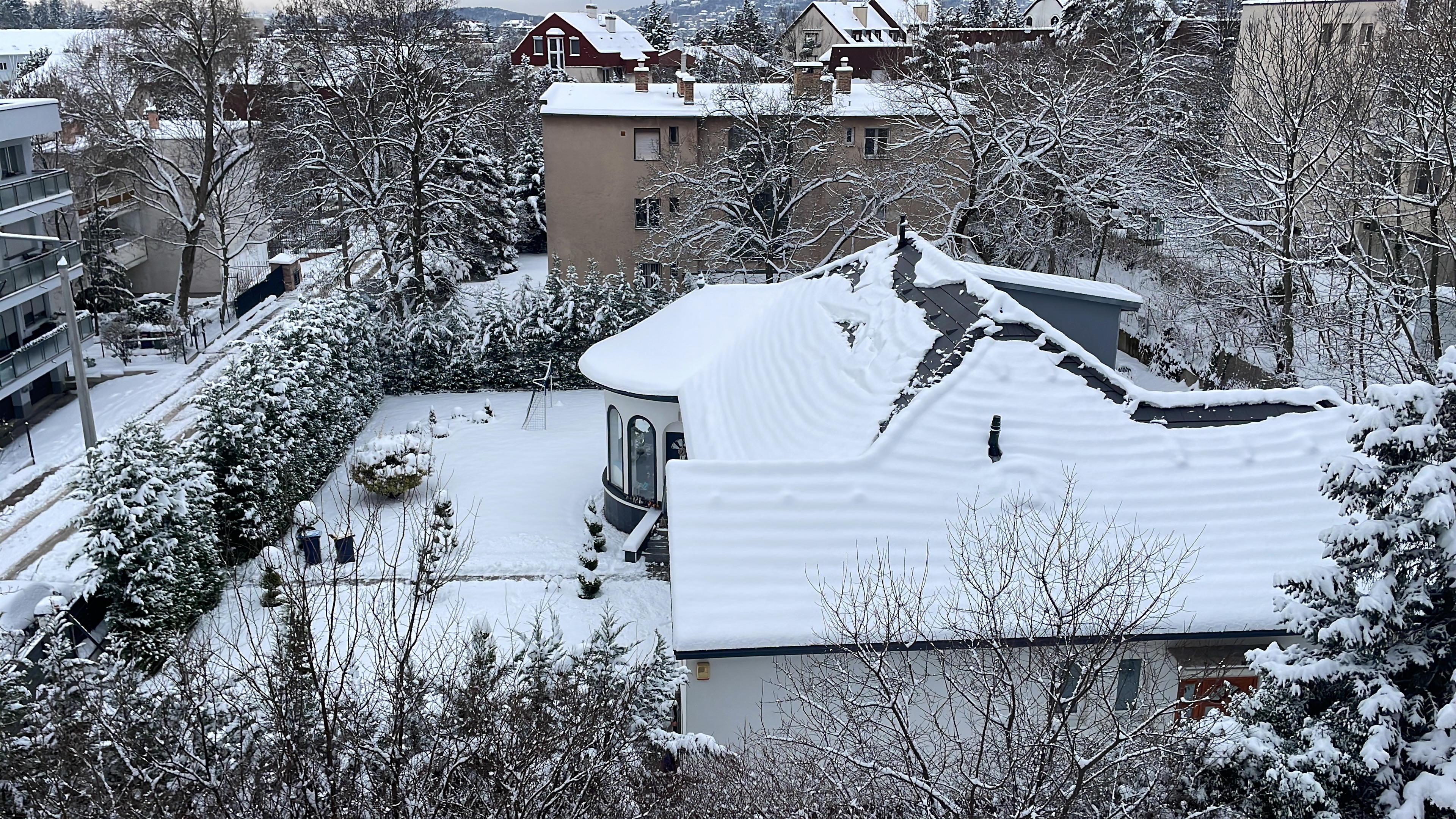 Officials warn that travel should be avoided unless necessary. /Pablo Gutierrez/CGTN