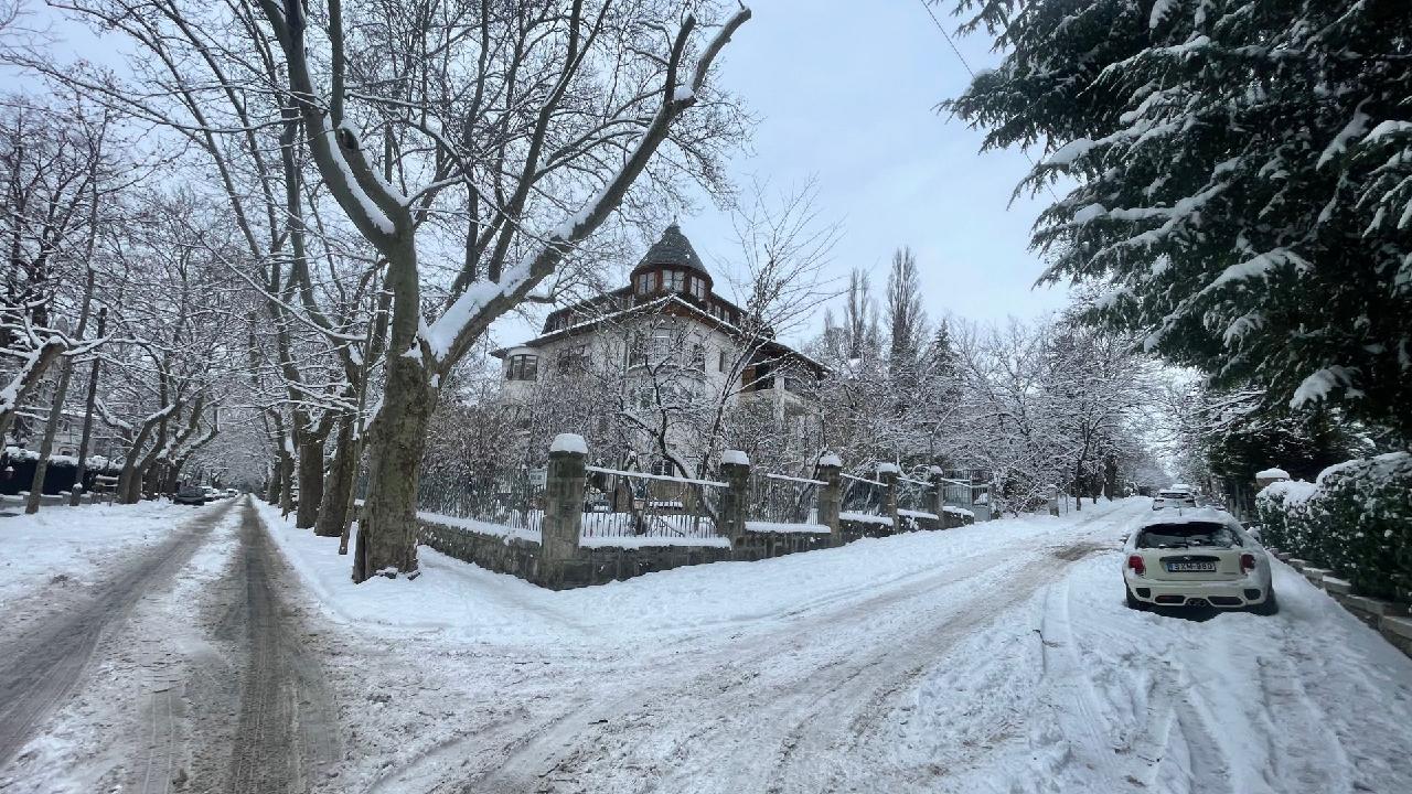 Hungary paralyzed by heaviest snowfall in 15 years as more snow looms