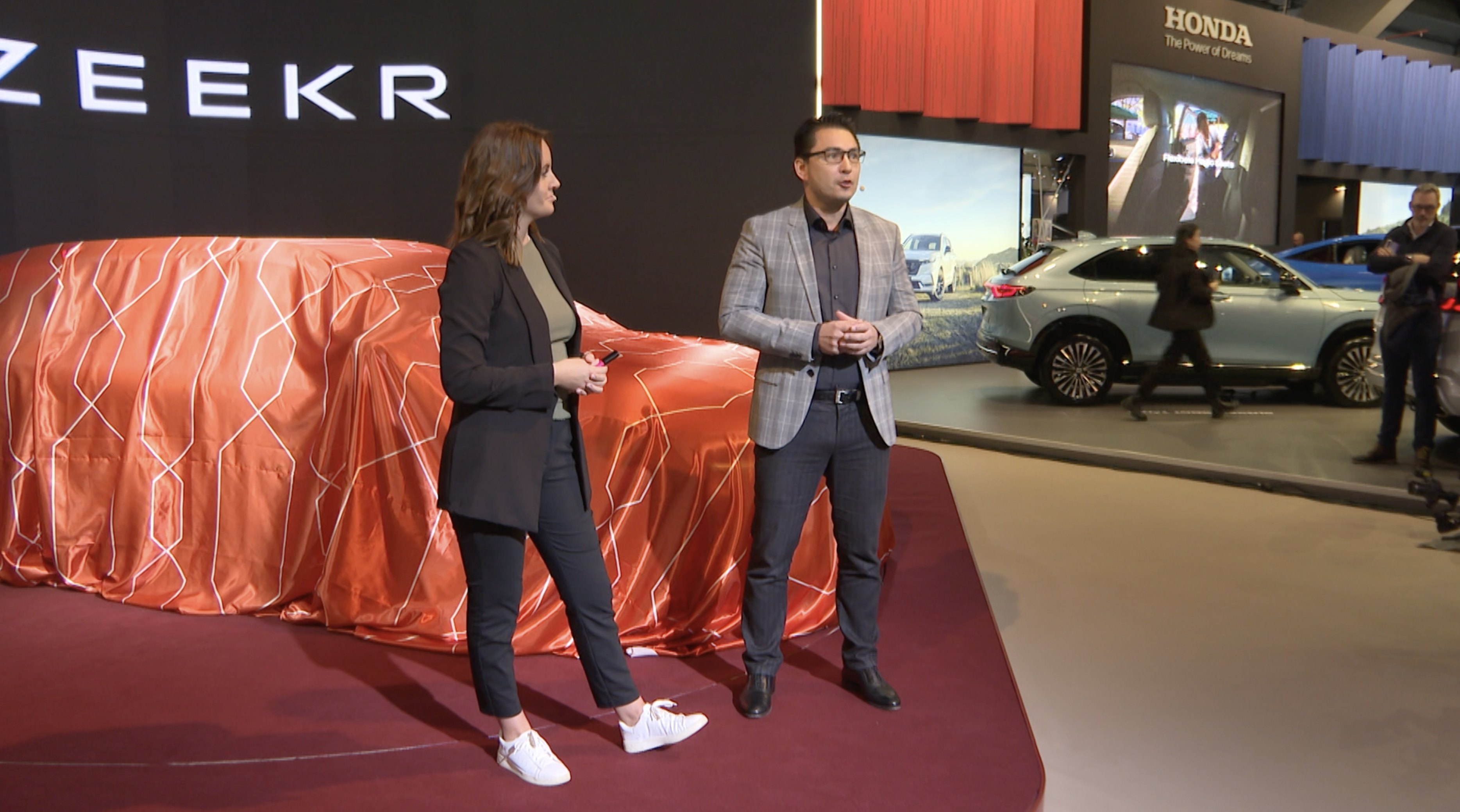 Lothar Schupet, Acting CEO at Zeekr Europe (right), at the launch of the 7GT model. /CGTN