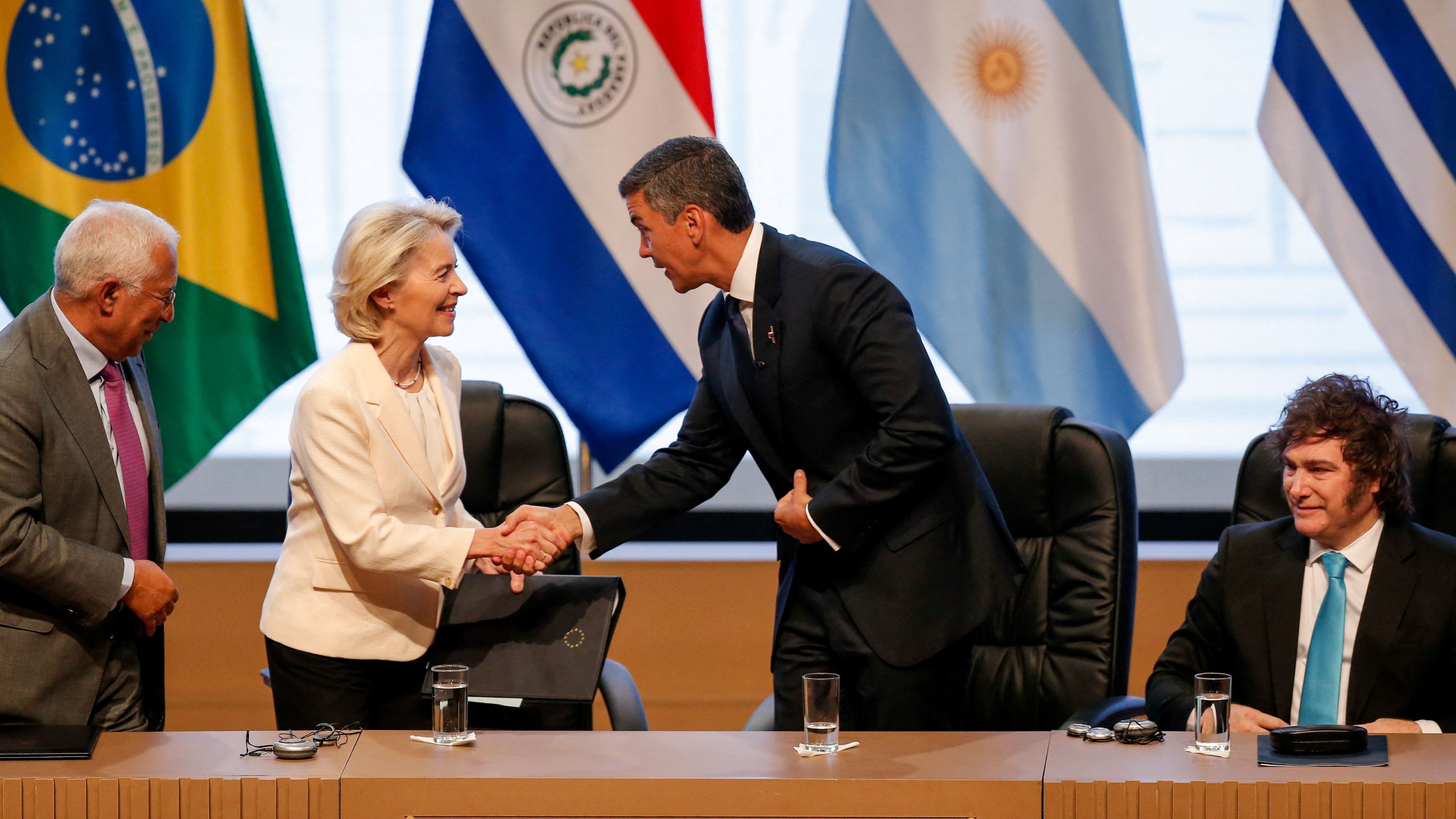 European Commission President Ursula von der Leyen shakes hands with Paraguay's President Santiago Pena at the deal signing./ Cesar Olmedo/Reuters