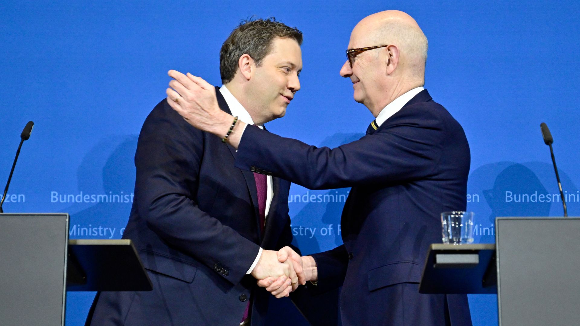 German Finance Minister Lars Klingbeil (L) welcomes his French counterpart Roland Lescure at a joint conference in Berlin. /John MacDougall/AFP