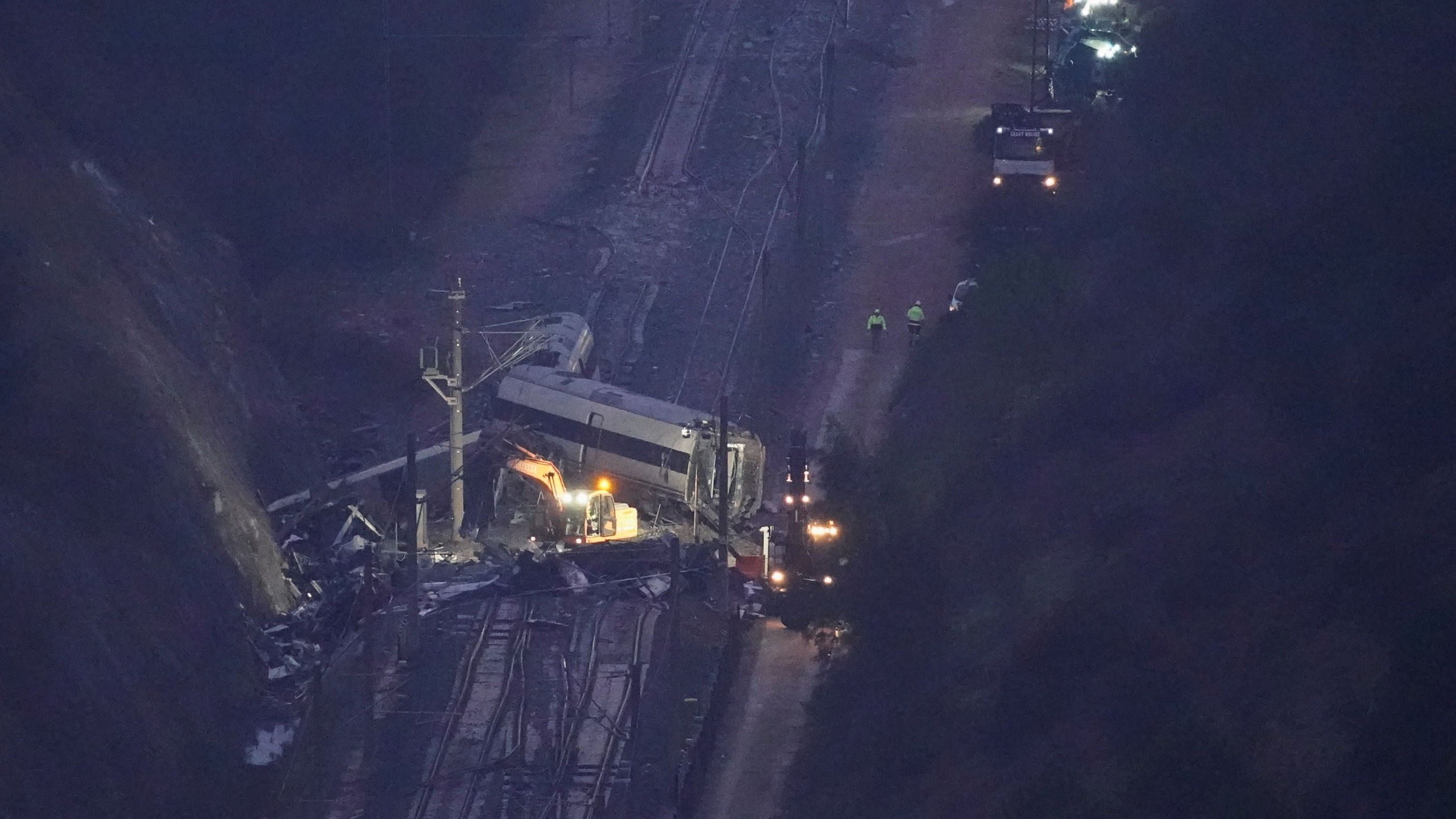 Removal works continue following the deadly derailment of two high-speed trains near Adamuz, in Cordoba on Sunday. /Ana Beltran/Reuters