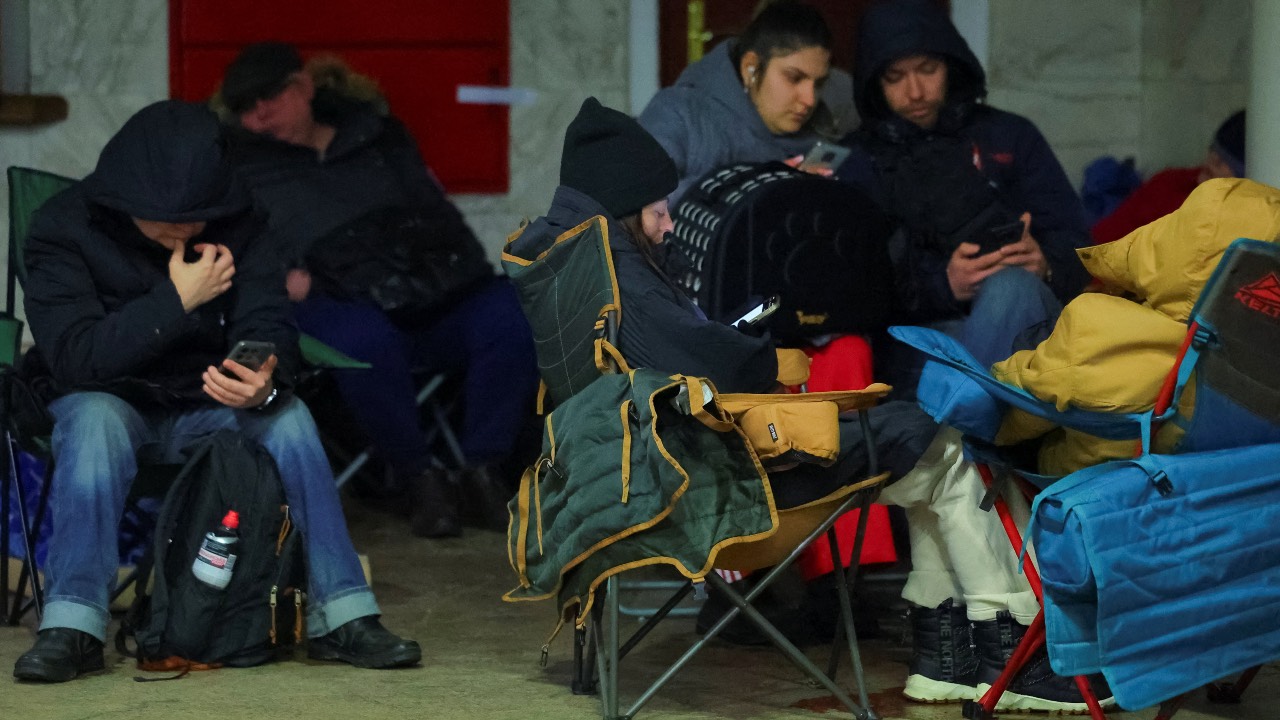 People take shelter inside a metro station during a Russian missile and drone strike in Kyiv, Ukraine. /Yan Dobronosov/Reuters