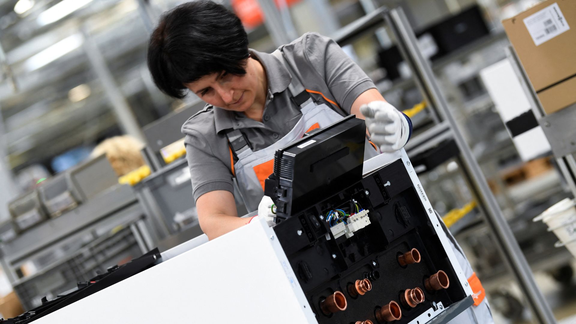 An employee works at a production line at the plant of German gas heating manufacturer Viessmann in Allendorf, Germany. /Fabian Bimmer/ Reuters archive