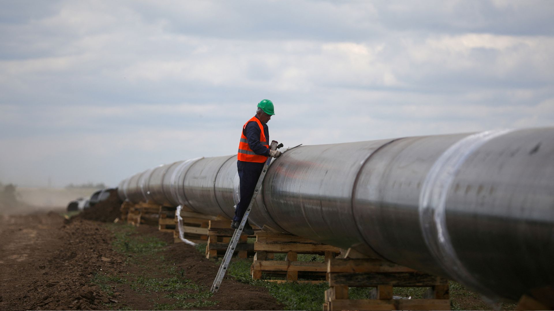 A worker is seen next to a pipe at a construction site on the extension of Russia's TurkStream gas pipeline. / Stoyan Nenov/Reuters archive
