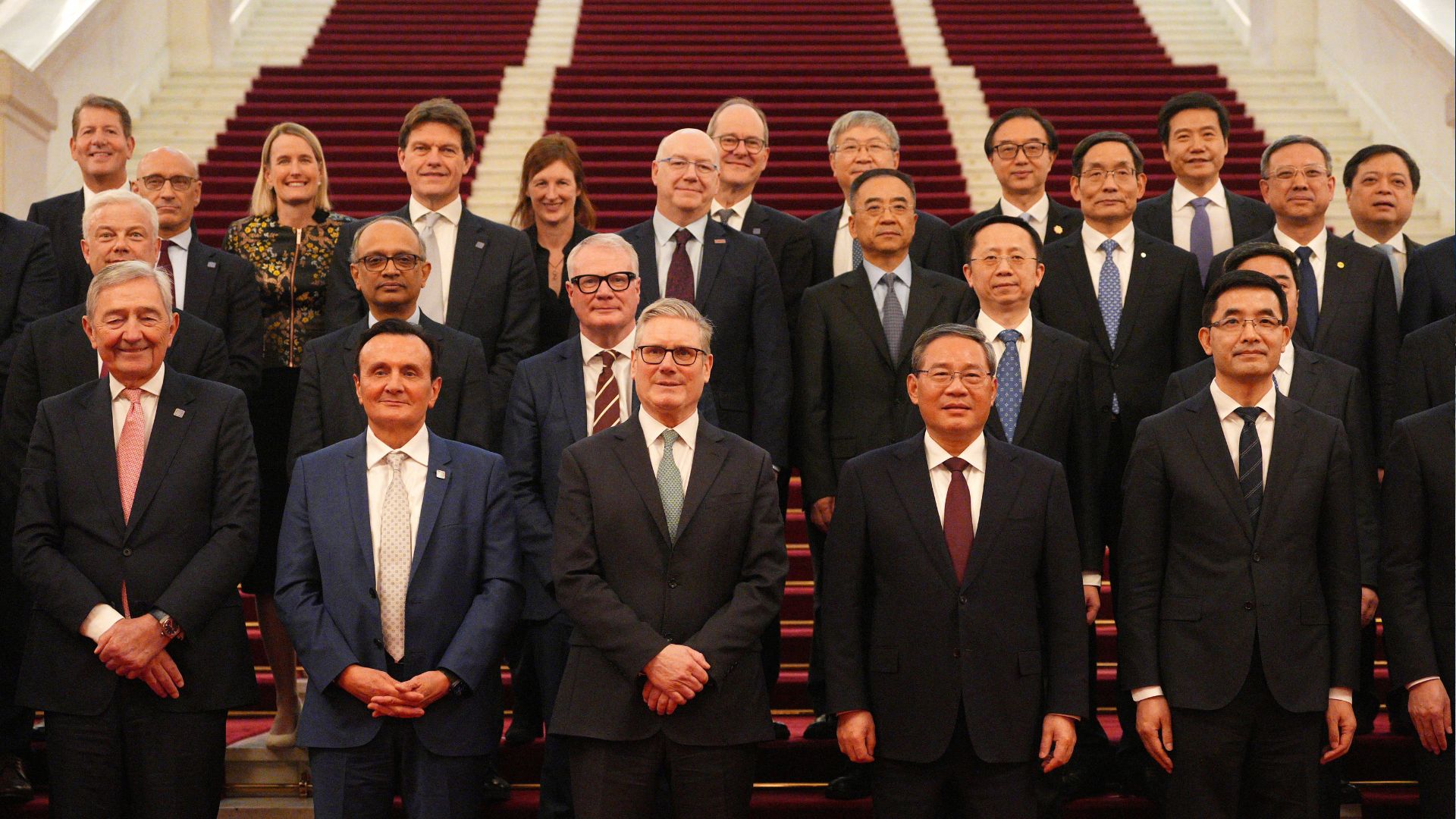 British Prime Minister Keir Starmer and Li Qiang, Premier of the People's Republic of China, pose with their business delegations at the Great Hall of The People during his visit to China, on Thursday. /Carl Court/Pool