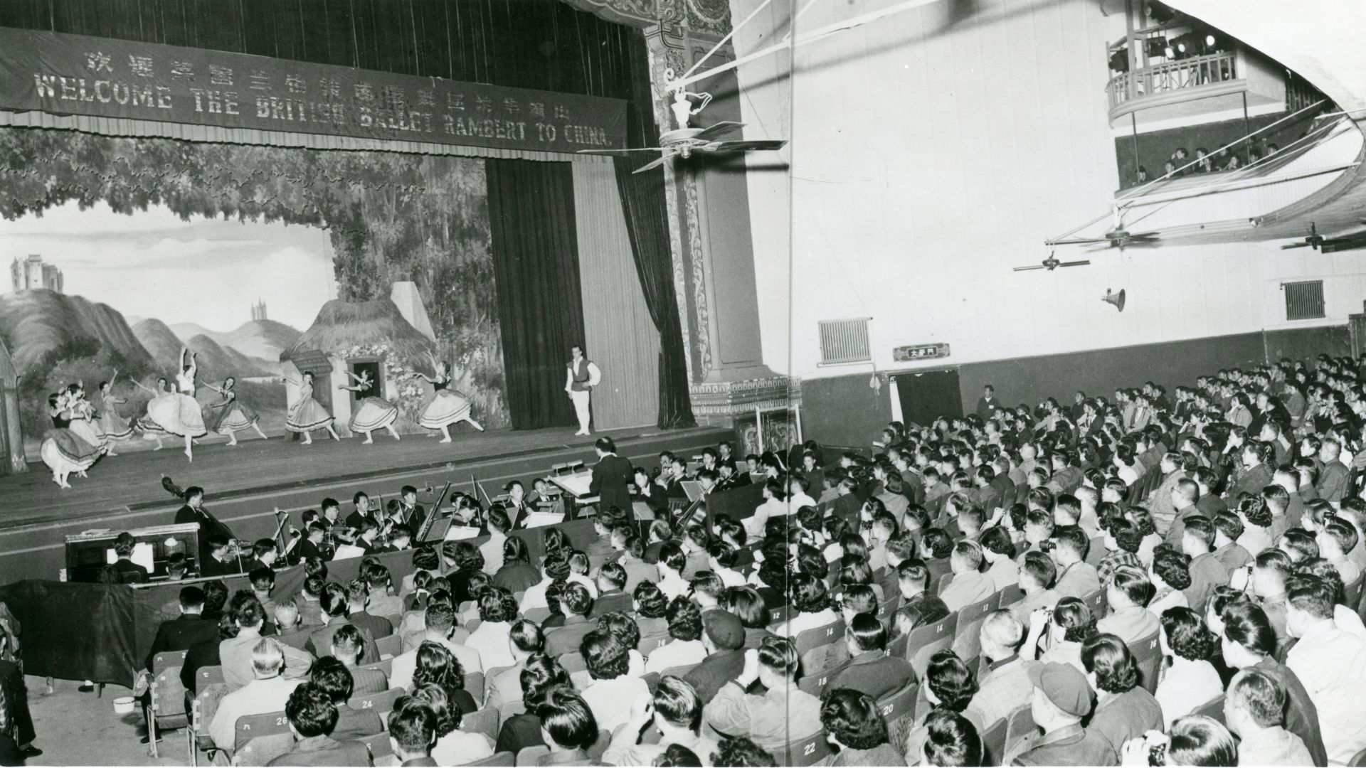 Ballet Rambert perform in China in 1957. /Rambert Archive