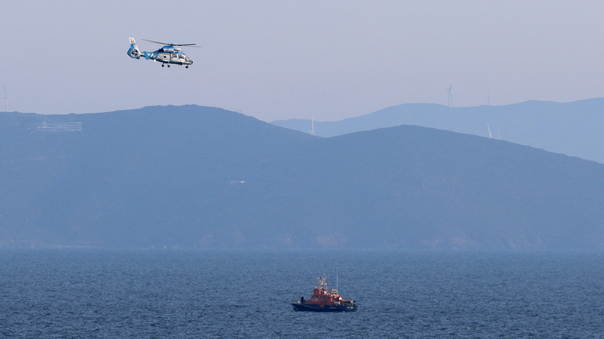 Hellenic coast guard performs SAR operation, following a migrant boat collision with the coast guard off the Aegean island of Chios, near Mersinidi, Greece. /Konstantinos Anagnostou/Reuters
