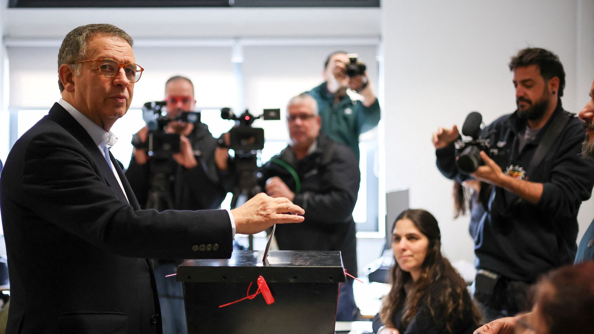 Moderate Socialist and Portuguese presidential candidate Antonio Jose Seguro casts his ballot in Caldas da Rainha. /Pedro Nunes/Reuters
