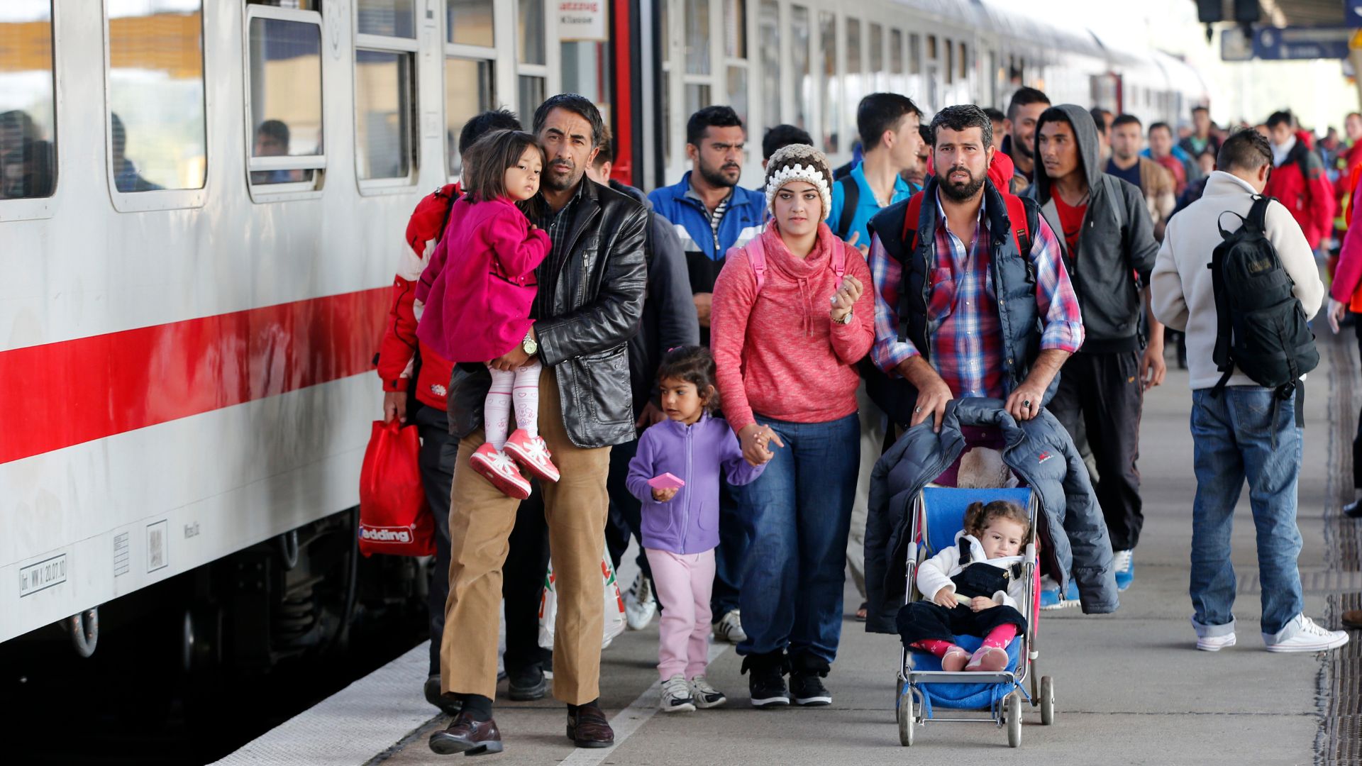 Migrants from Syria walk along a platform after arriving from Salzburg, Austria, at Schoenefeld railway station in Berlin, Germany, October 5, 2015. /Fabrizio Bensch/Reuters
