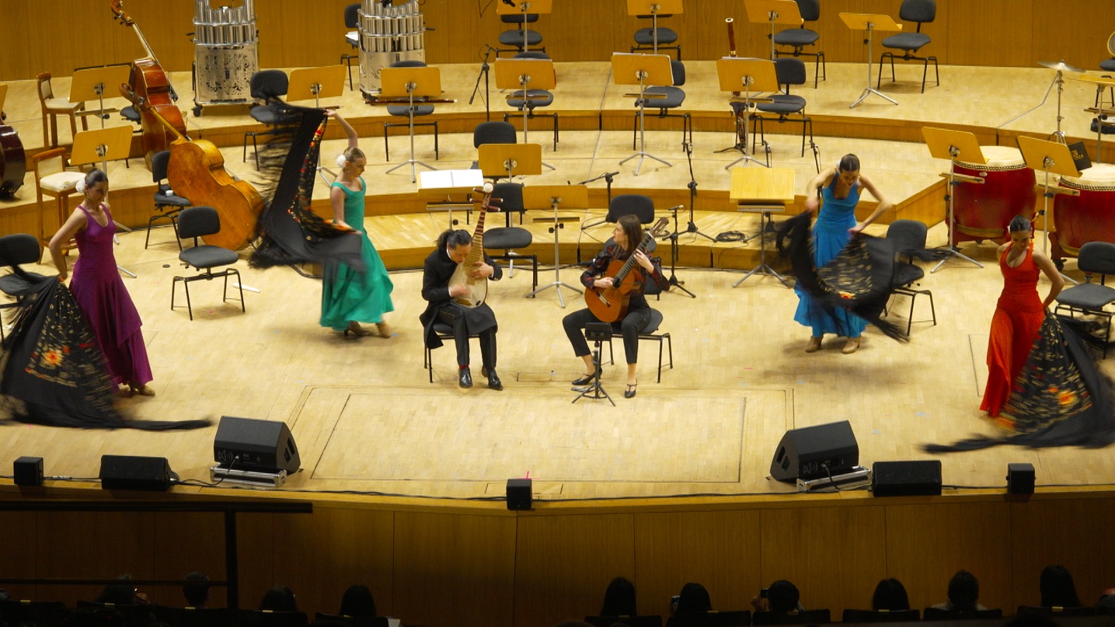 Dancers from the Curro de Candela company perform to a Spanish guitar and a Chinese pipa. /GVTN