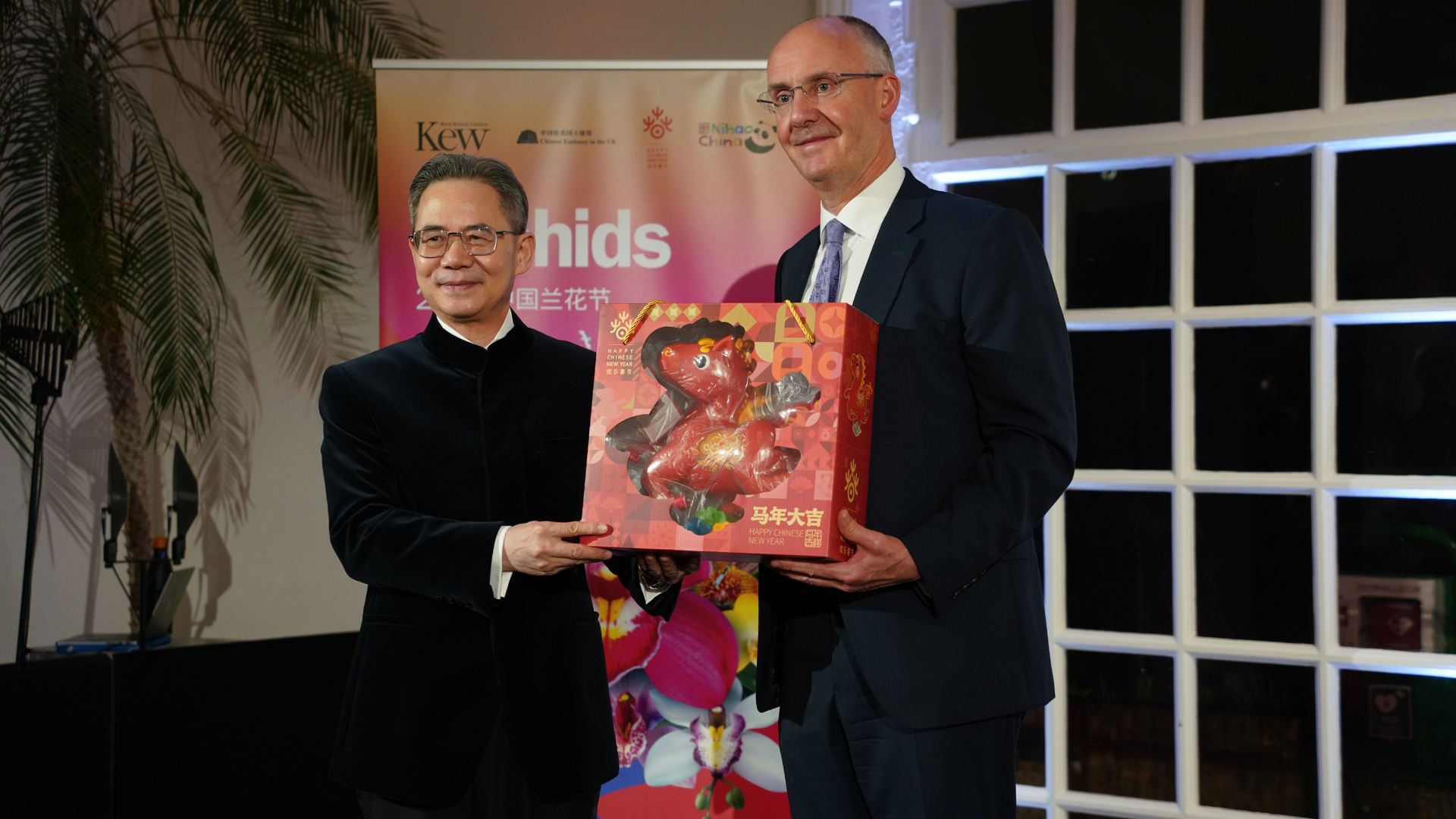 Chinese Ambassador to the UK Zheng Zeguang poses with Richard Deverell, director of the Botanic Gardens at Kew. /CGTN Europe