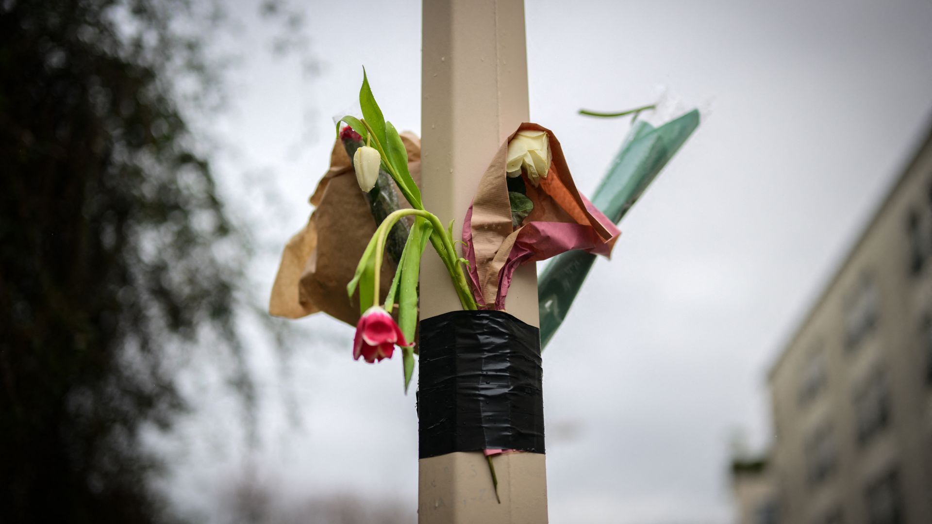 Flowers at the site of the brawl that caused the death of Deranque. /Olivier Chassignole/AFP