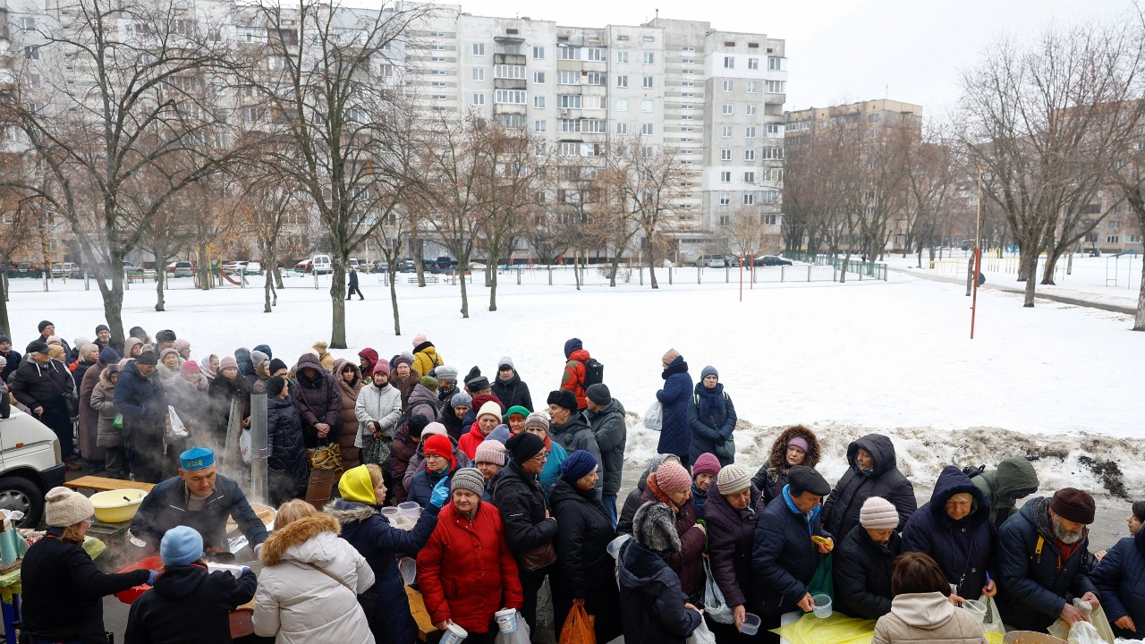 Kyiv residents queue for meals cooked by Kazakh-born residents in a neighborhood where many apartment buildings are left without electricity, heating and water supply. /Valentyn Ogirenko/Reuters