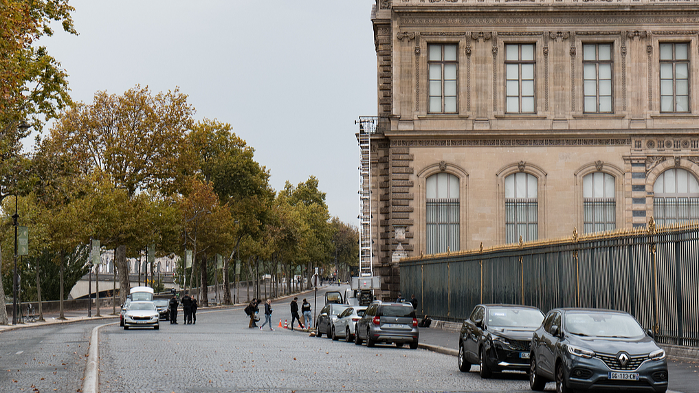 Investigative police unit present on the riverside of the Louvre Museum after the robbery of crown jewels, on October 19, 2025. /VCG
