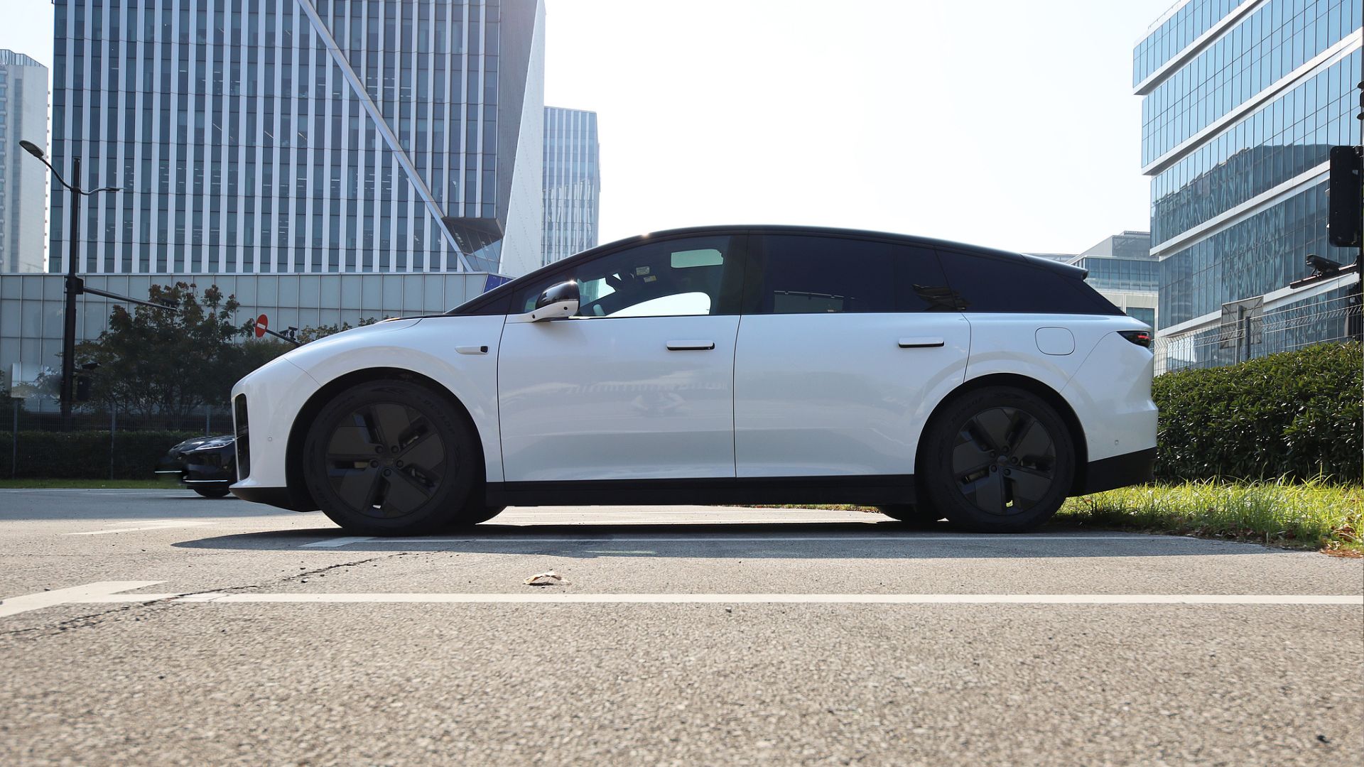 The Li Auto i6 mid-to-large-sized five-seater pure electric SUV parked in Shanghai. /CFP