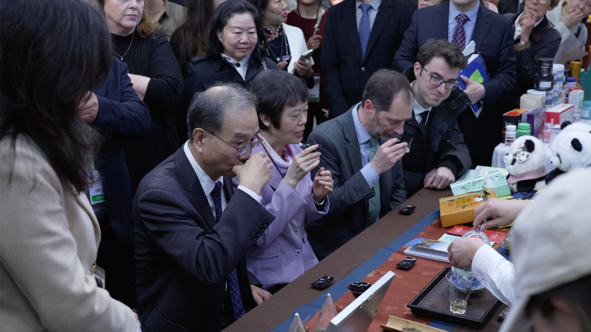 Ambassador Deng Li (L) at a tea tasting at the fair. /CGTN