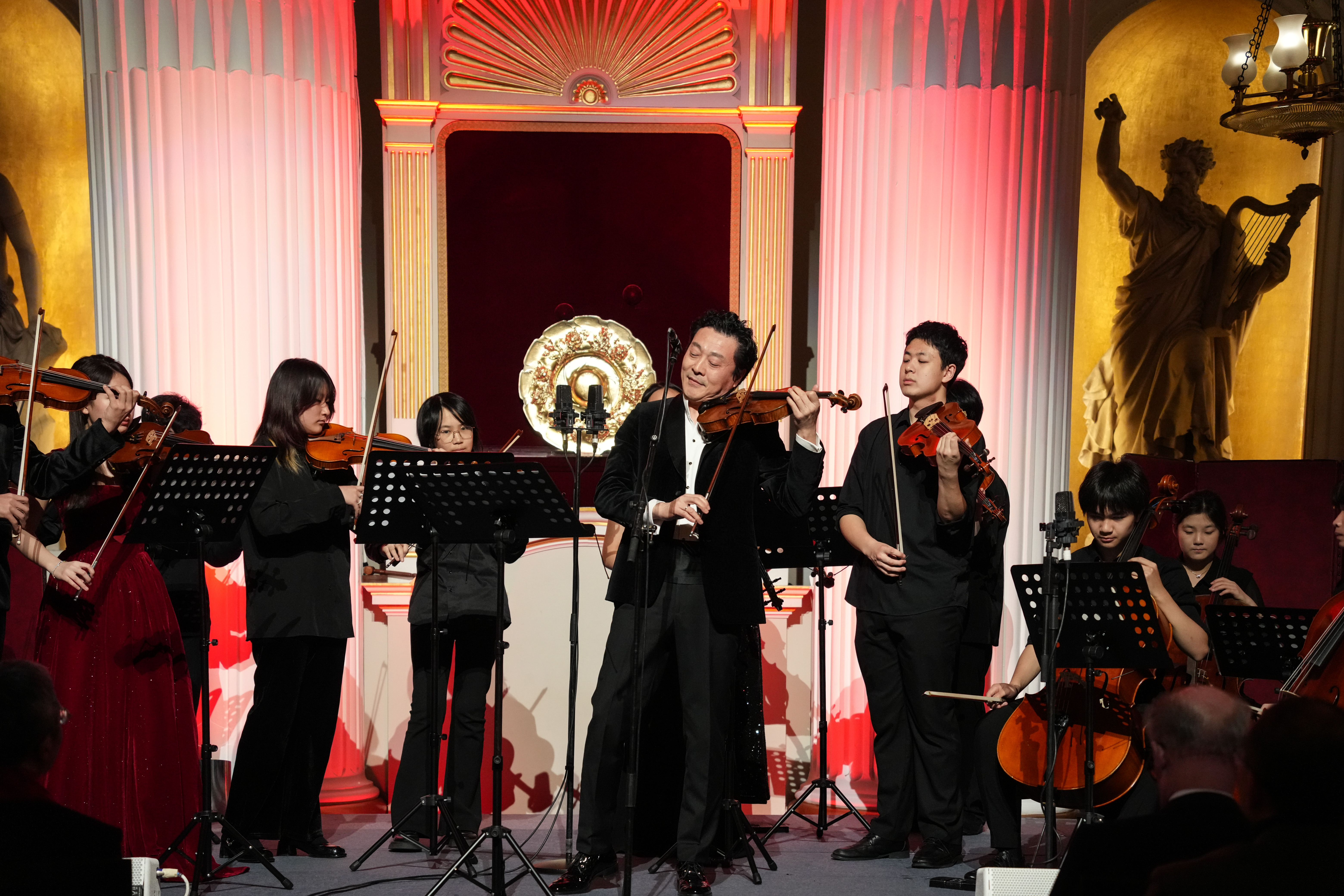Violinist Lv Siqing performing with students. /ICBC