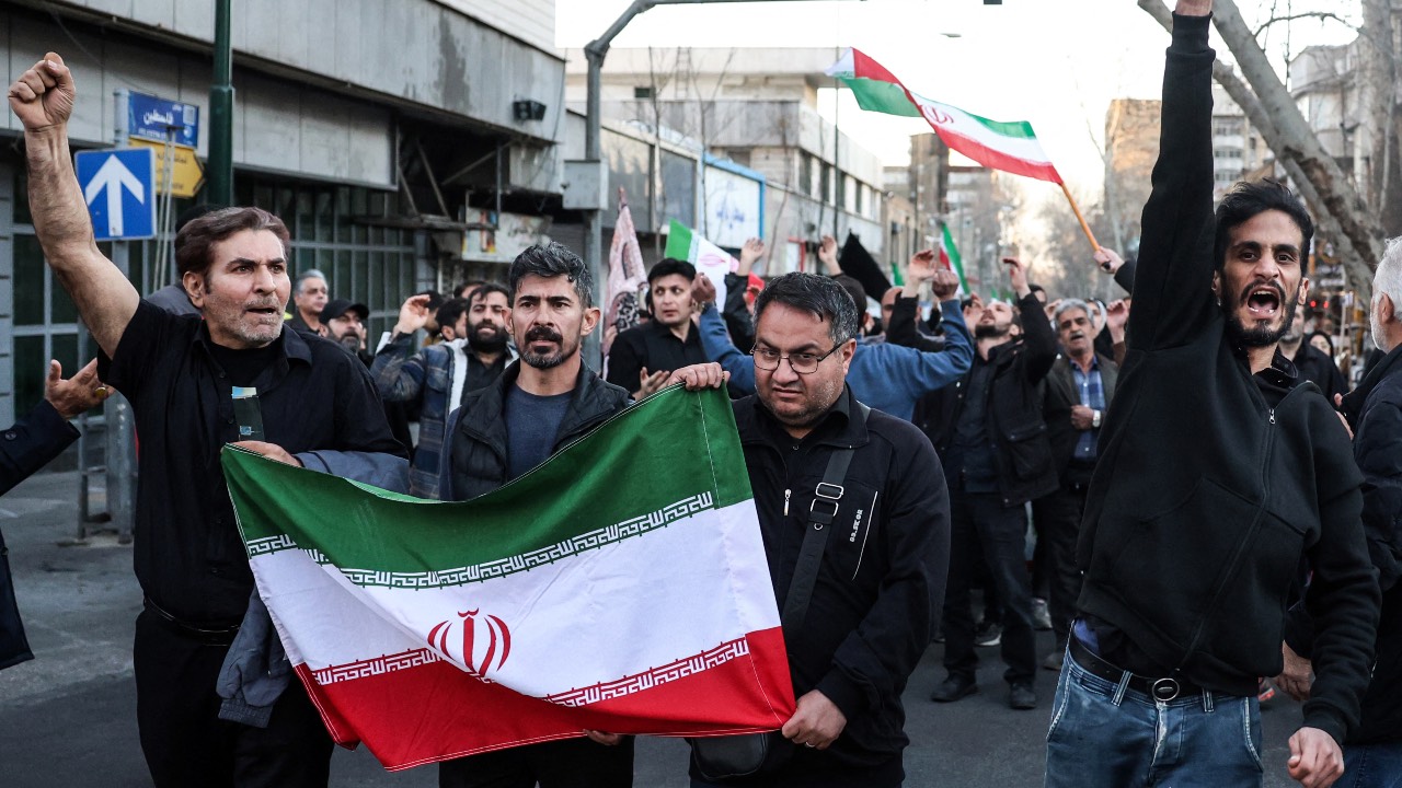 Iranians shouting slogans as they rally in mourning the day after the assassination of Iran’s supreme leader Ayatollah Ali Khamenei, in Tehran. /AFP