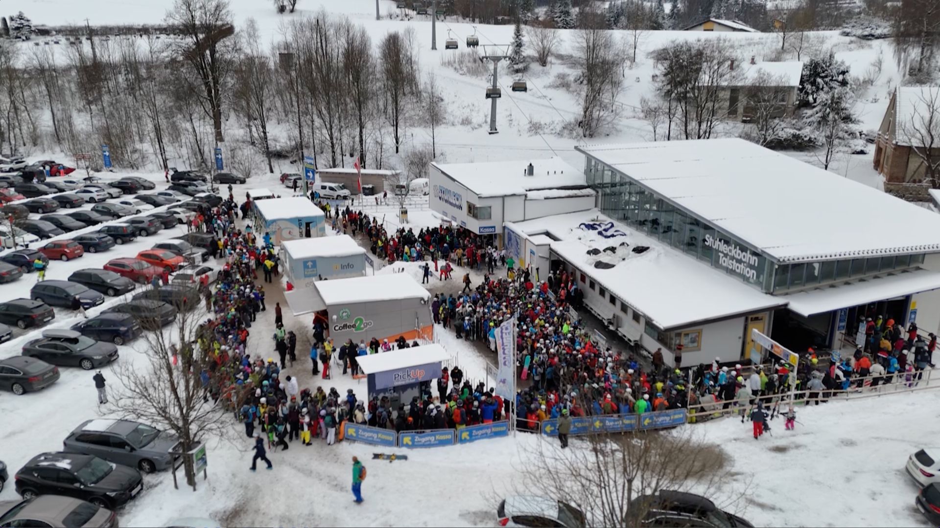 Two-hour queues for ski lifts are common in Austria's winter resorts. /CGTN