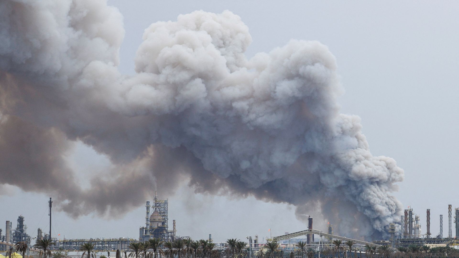 Smoke rises following a strike on the Bapco oil refinery on Bahrain's Sitra Island. /Stringer/Reuters
