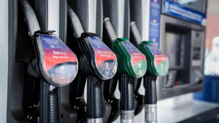 Oil prices fall, Trump's mixed messages and China's evacuation help