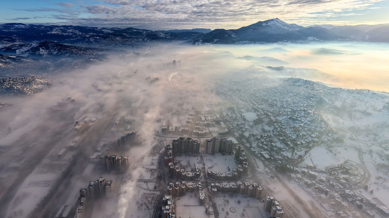 Smog covering Sarajevo in January this year. /Armin Durgut/Pixsell
