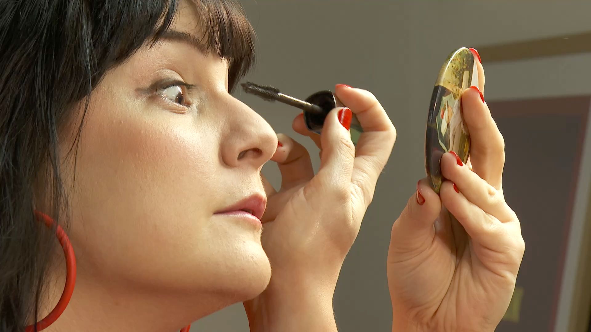 Actress and singer Kata Kuna has suffered from migraines since childhood. /CGTN