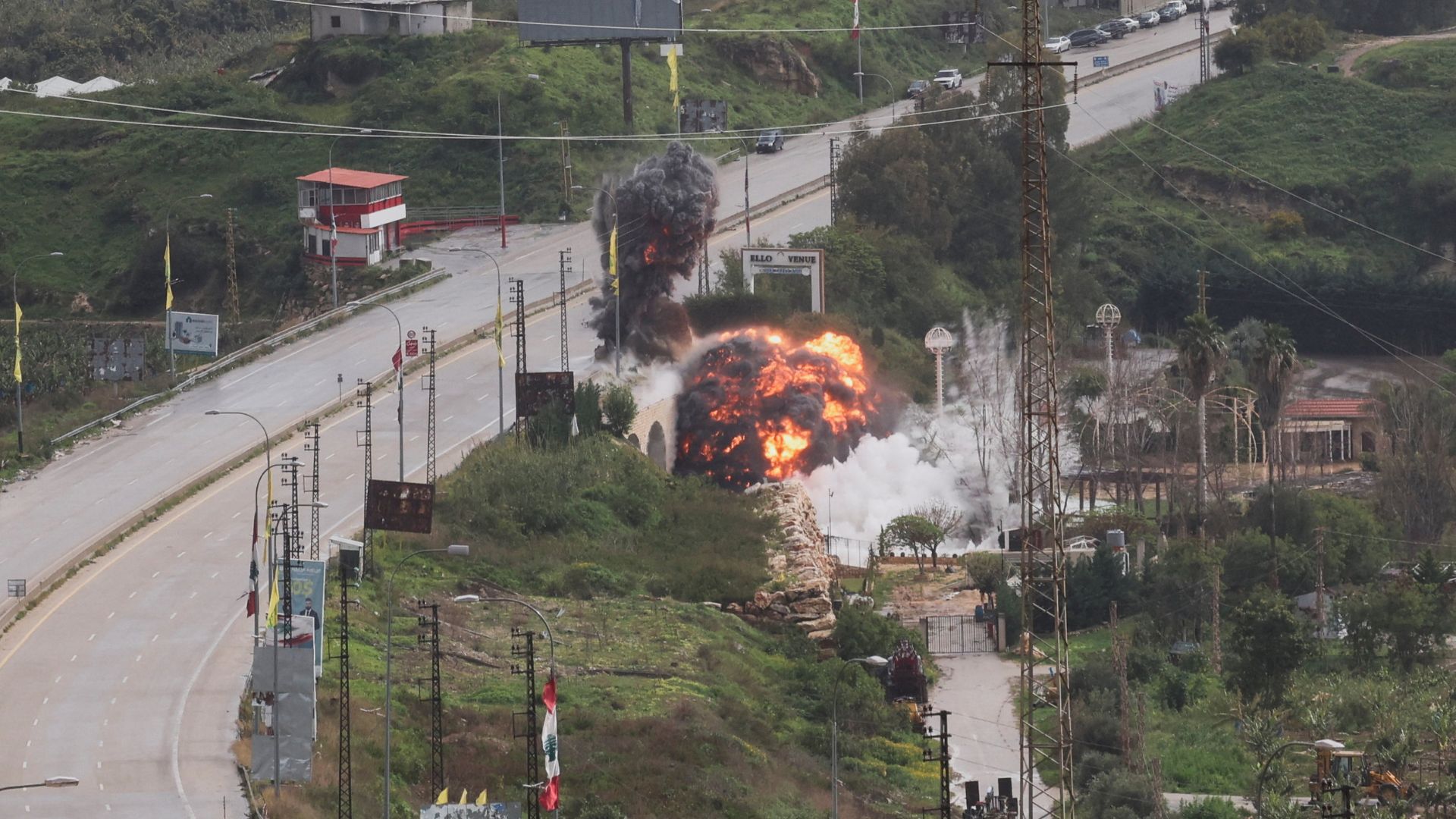 Israeli militray struck a bridge near Qasmiyeh, Lebanon on Sunday./ Amr Abdallah Dalsh/Reuters
