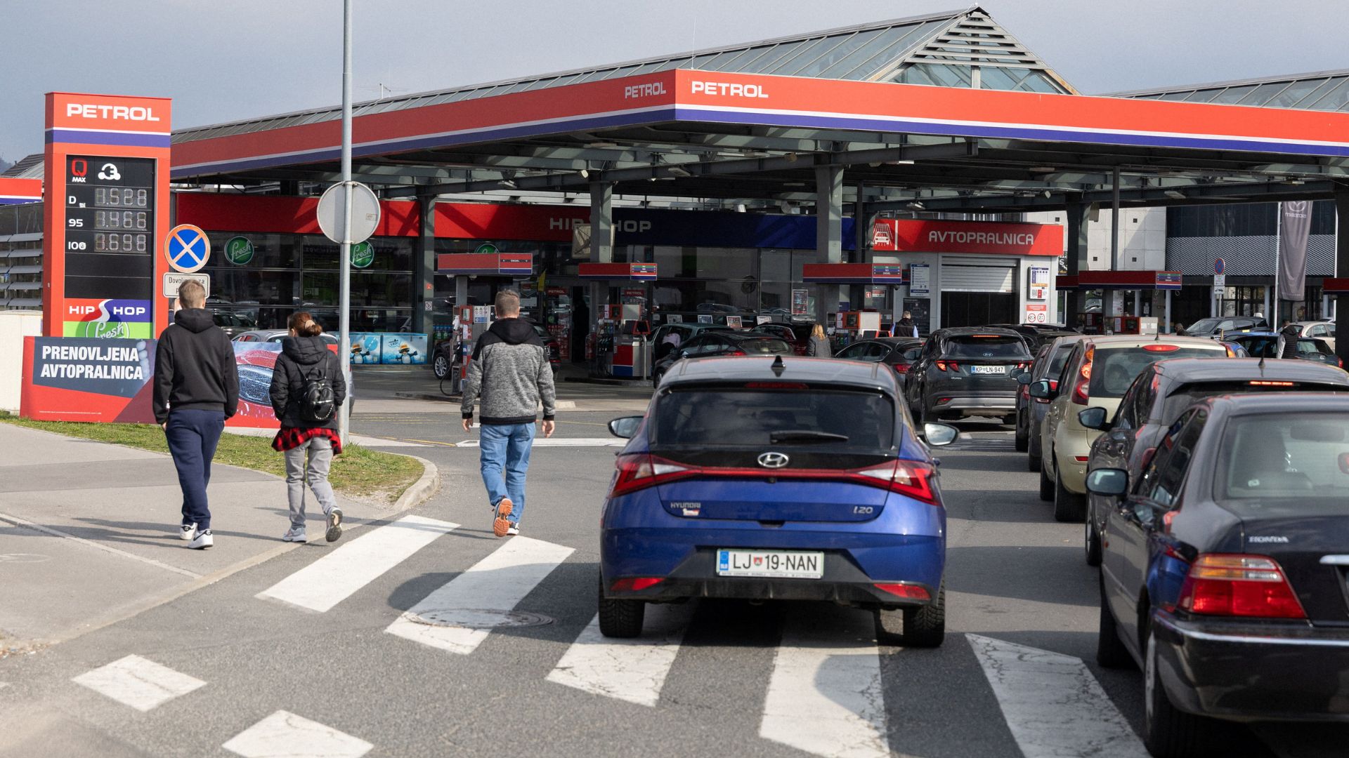 Vehicles queue at a petrol station in Ljubljana. /Antonio Bronic/Reuters
