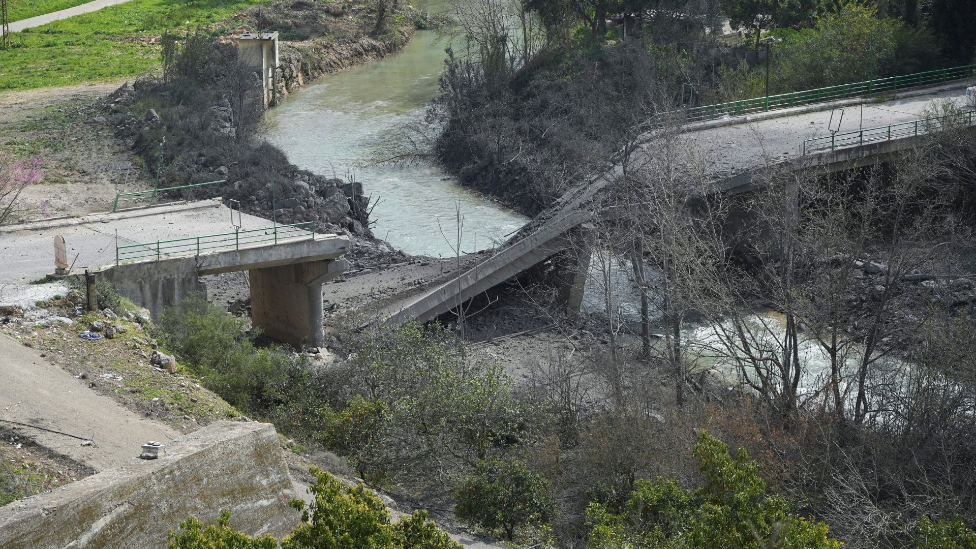 The damaged Zrarieh Bridge over the Litani river in southern Lebanon, after it was hit by an Israeli strike. /Reuters
