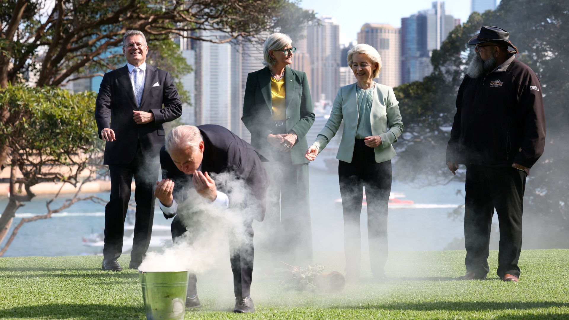EU Trade Commissioner Maros Sefcovic, Australia's Governor-General Sam Mostyn, European Commission President Ursula von der Leyen and Uncle Brendan Kerin watch Australia's Minister for Trade and Tourism Don Farrell in a smoking ceremony. /Hollie Adams/Reuters