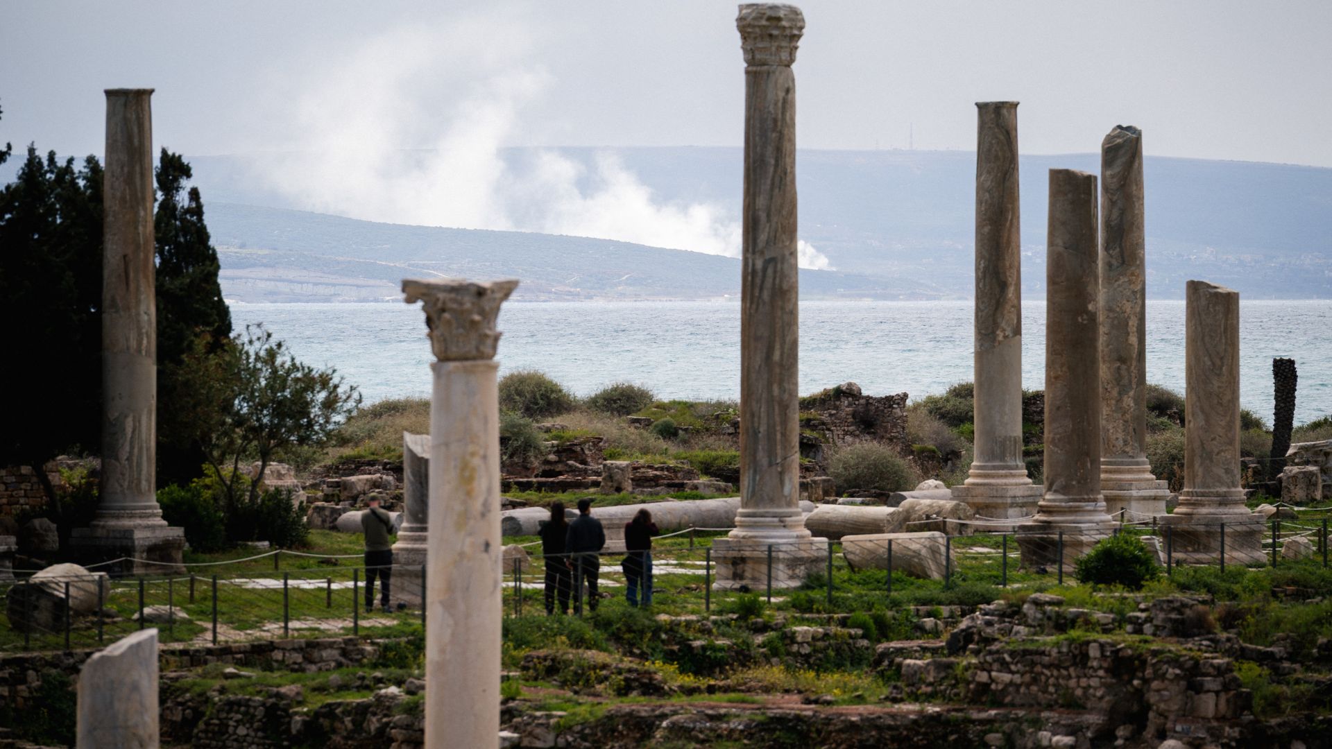 Smoke rises from the site of an Israeli air strike near an archeological site of the ruins of the Phoenician Port in the southern Lebanese city of Tyre. /Dimitar Dilkoff/AFP
