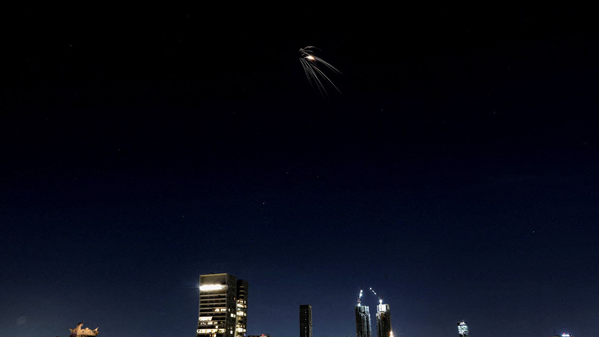 An Iranian missile with cluster warhead flies over the city, amid the U.S.-Israeli conflict with Iran, as seen from Tel Aviv, Israel, March 24, 2026. /Reuters/Ronen Zvulun/
