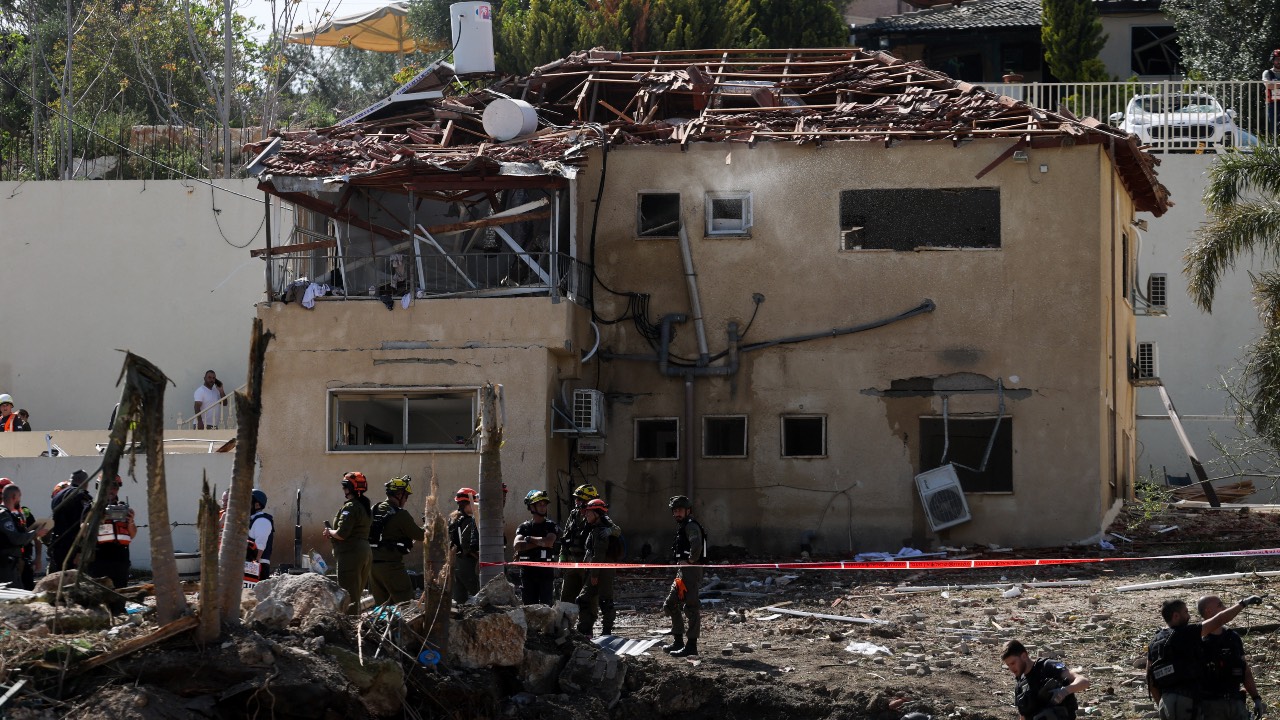 Israeli rescue personnel works at the impact site following Iranian missile barrages as the US-Israeli conflict with Iran continues, in central Israel. /Ammar Awad/Reuters
