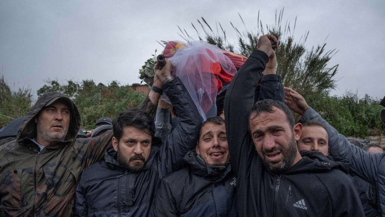 Relatives and friends carry the coffin of Mohammed Ftouni, during the funeral of three Lebanese journalists who were killed by a targeted Israeli strike in Choueifat, Lebanon. /Manu Brabo/Reuters