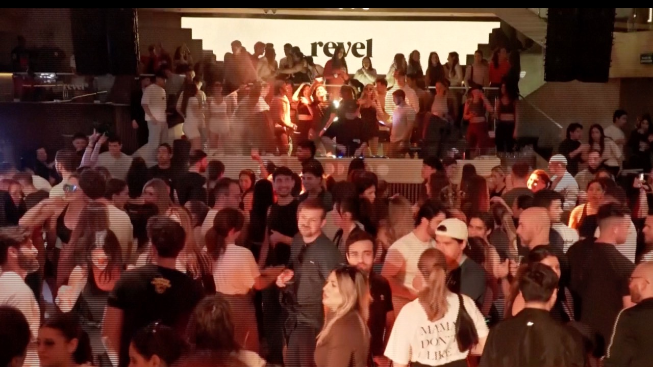 Embracing a growing trend of post-morning-run, alcohol‑free, wellness‑focused partying, healthy food was provided to the participants. /Reuters