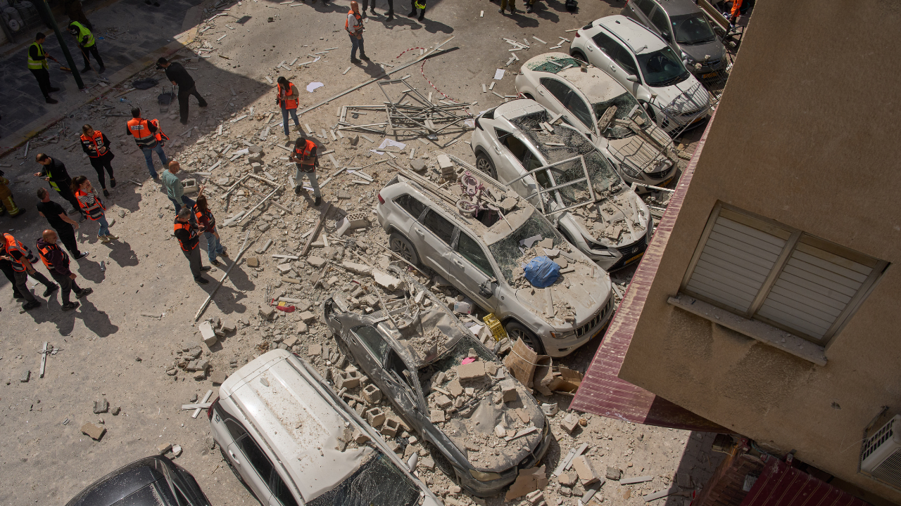 Israeli police inspect the damage to cars and an apartment building struck by an Iranian missile in Ramat Gan, Israel, Monday, April 6, 2026. /AP Photo/Oded Balilty