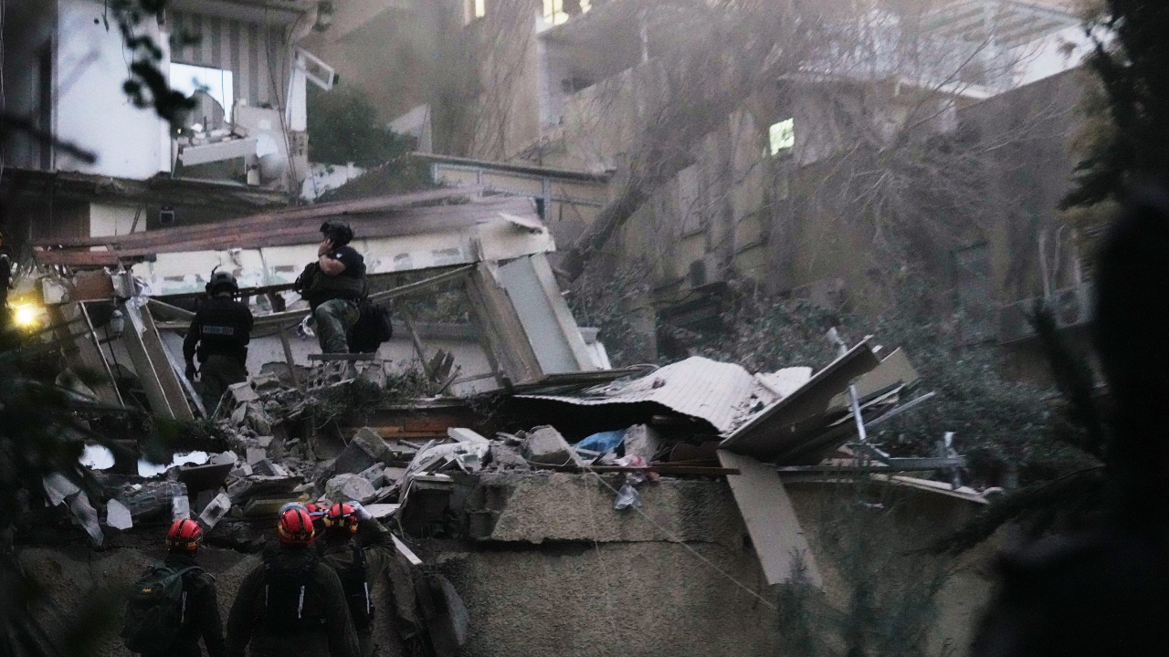  Israeli security forces and rescue teams work amid the rubble of a residential building struck by an Iranian missile in Haifa, Israel, Sunday, April 5, 2026. /AP Photo/Ariel Schalit

