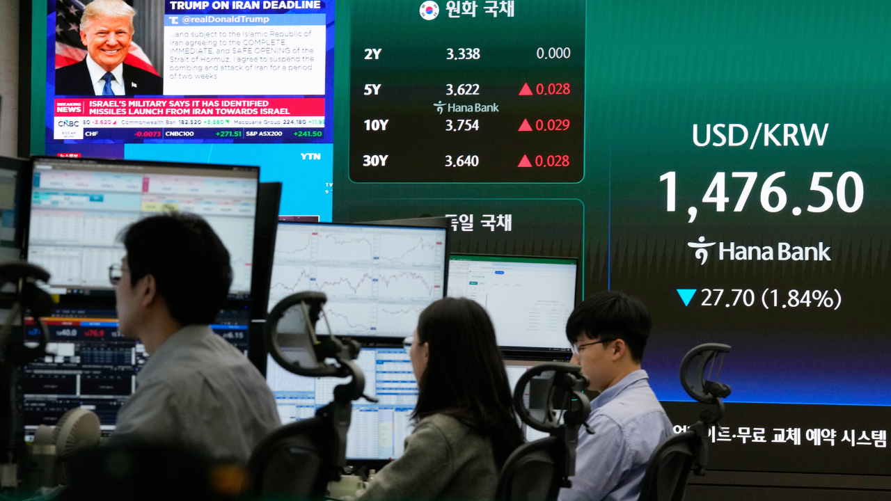 US President Donald Trump is seen on a screen as traders work at the foreign exchange dealing room of the Hana Bank headquarters in Seoul, South Korea, Wednesday, April 8, 2026. /AP Photo/Ahn Young-joon