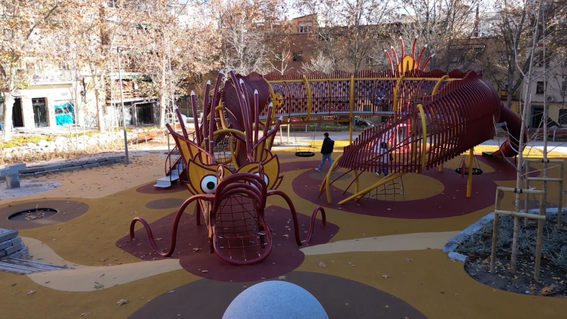 The dragon gives a chance for kids to have fun - and parents to relax. /CGTN. 