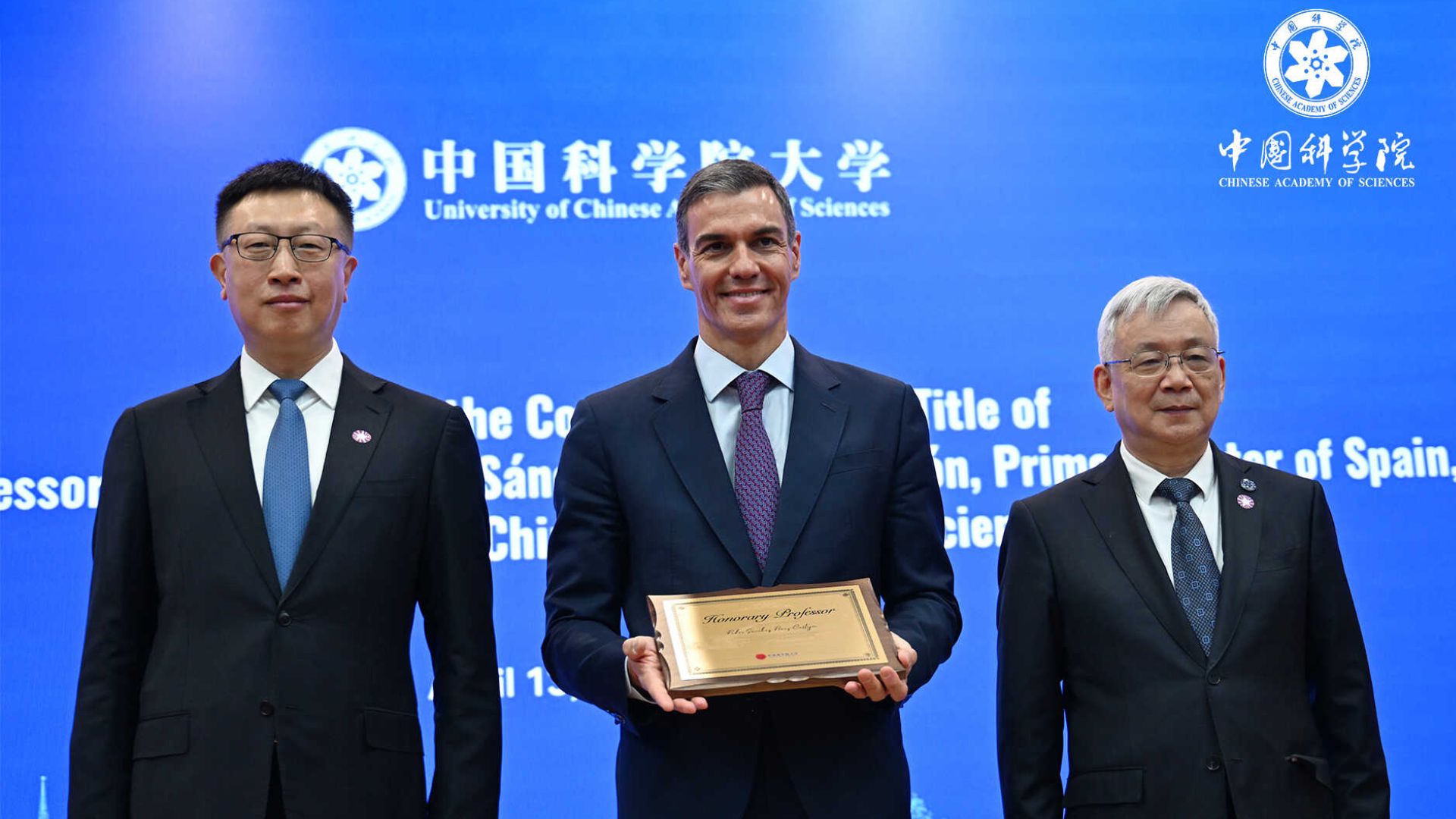 Sánchez accepts an honorary professorship from the University of Chinese Academy of Sciences (UCAS). /UCAS 
