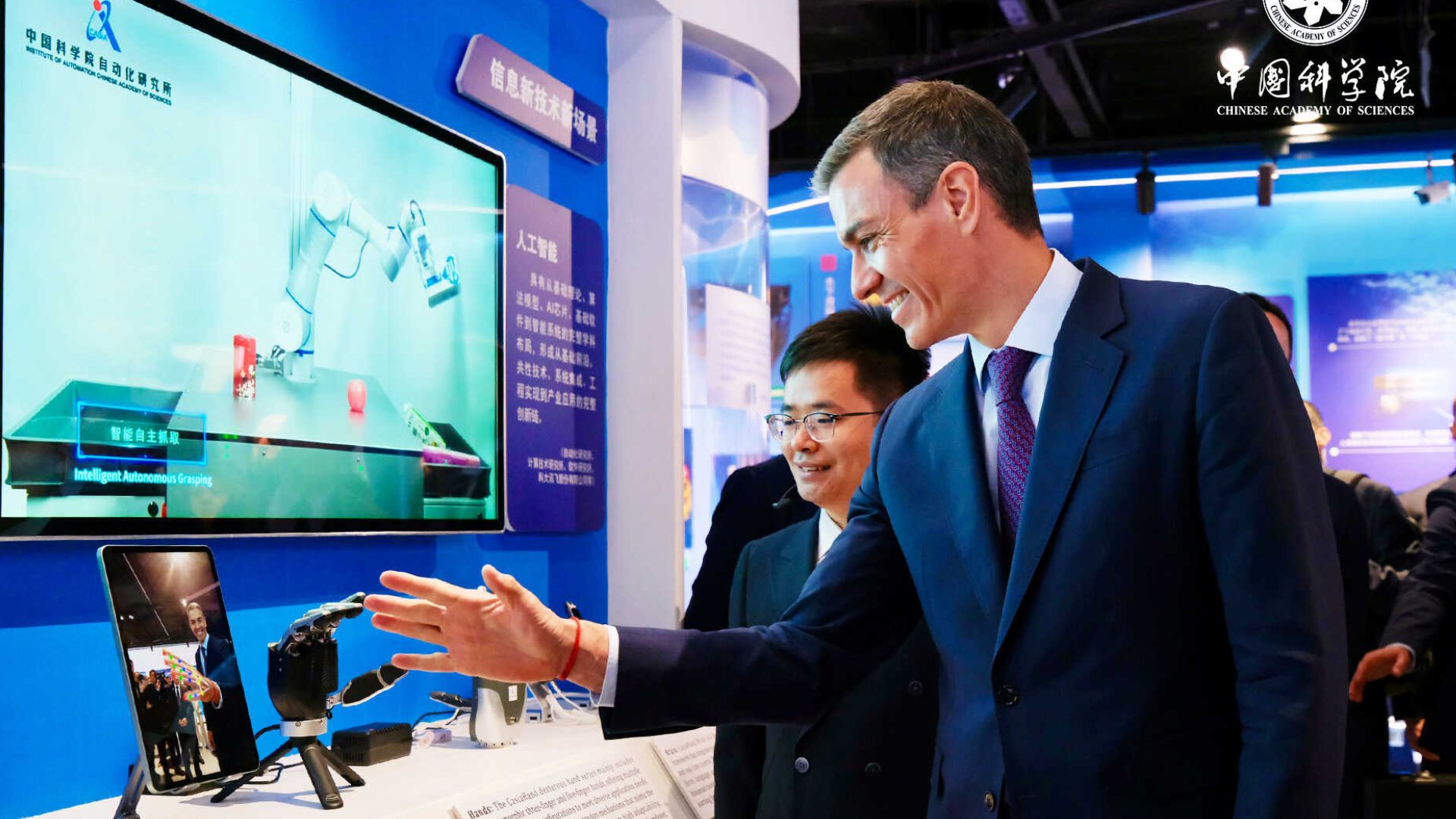 Sánchez visits an exhibition showcasing China's latest sci-tech achievements. /CAS

