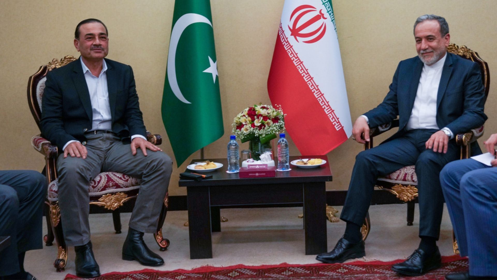 Iranian Foreign Minister Abbas Araghchi, right, meets with Pakistan's Army Chief Field Marshal Gen. Asim Munir in Tehran, on April 15. /Iranian Foreign Ministry via AP