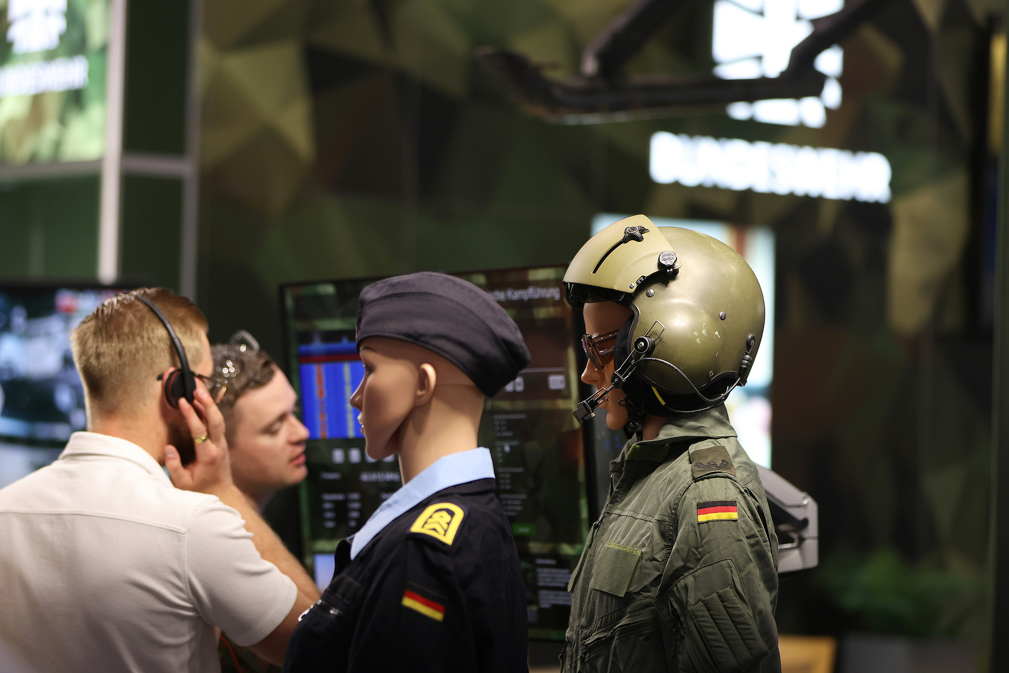 Mannequins in military uniforms on display at the Bundeswehr booth at the Hannover Messe 2026 trade fair. /Krisztian Bocsi/ Getty Images via CFP