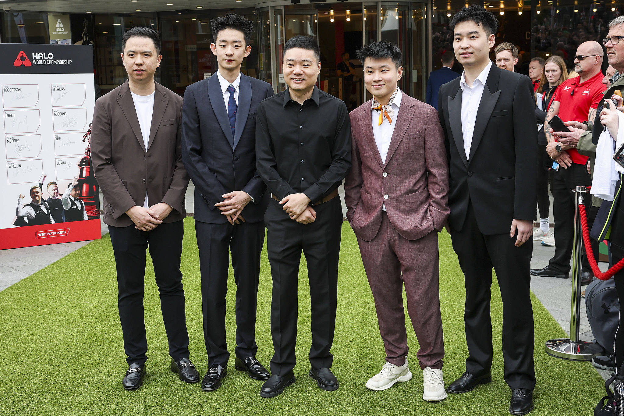 Ding Junhui (3rd from left) and Zhao Xintong (4th from left) with other Chinese competitors during the media day of the 2026 Halo World Snooker Championship. /Via CFP
