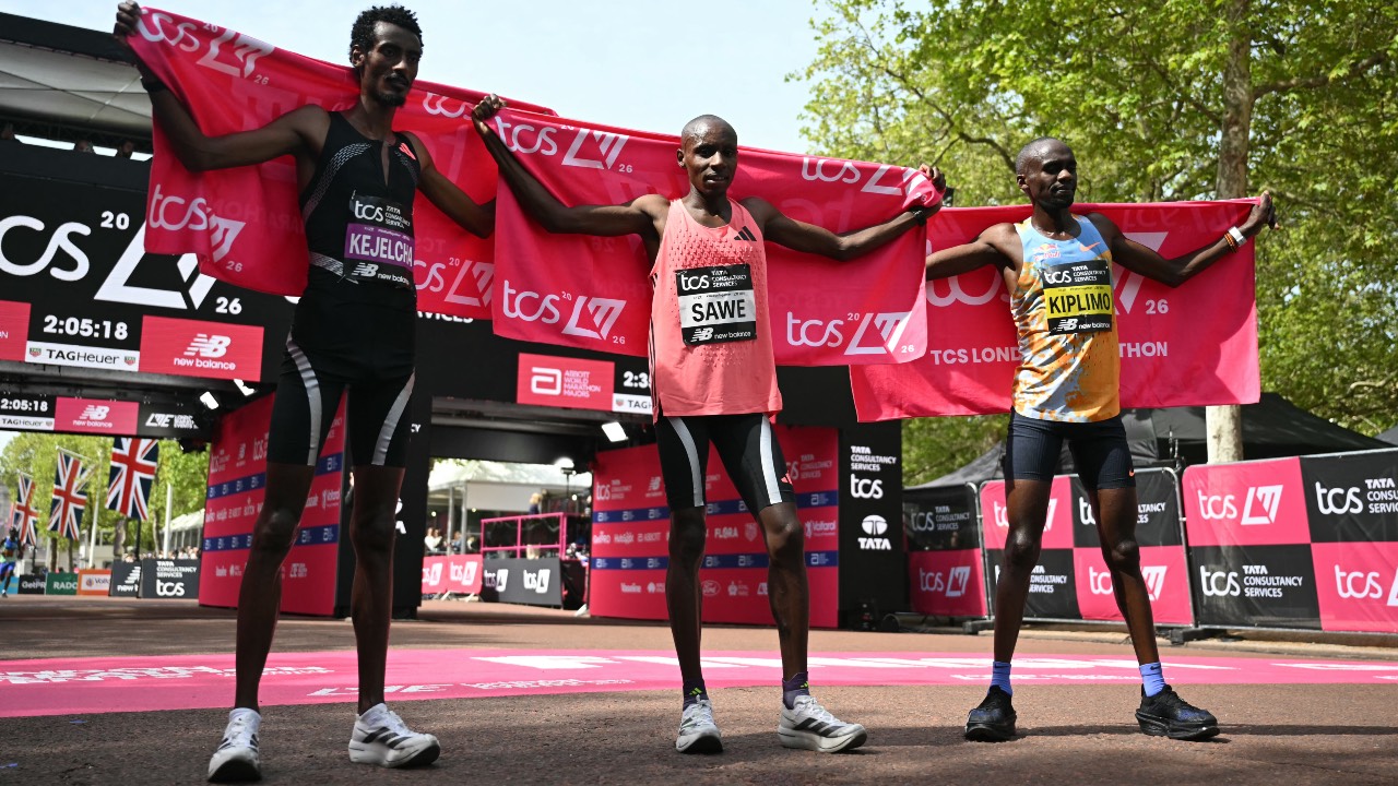 Kenya's Sabastian Sawe (center) broke the two-hour mark for the first time in history on Sunday in winning the London Marathon 2026. /Justin Tallis/AFP