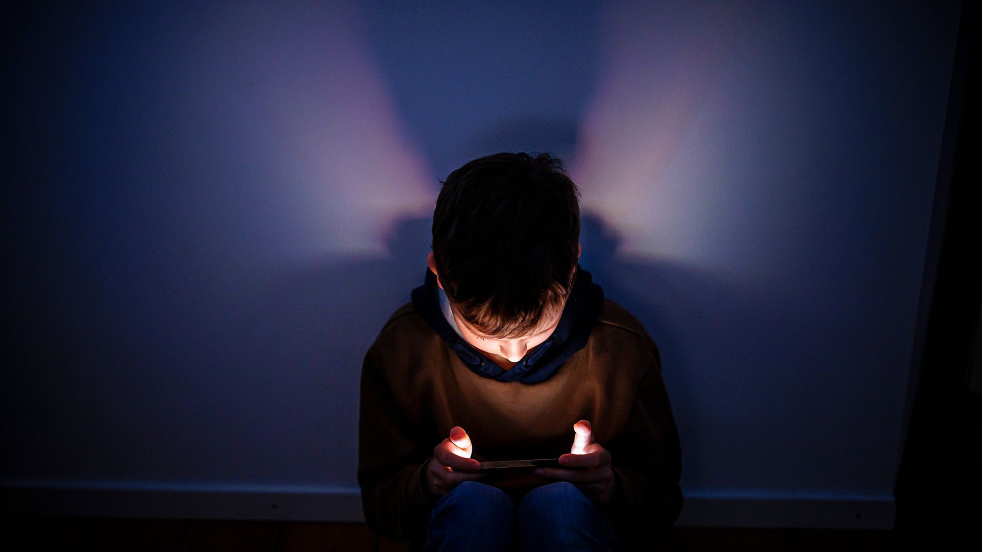 A child (portrayed by a model) on a mobile phone. /CFP