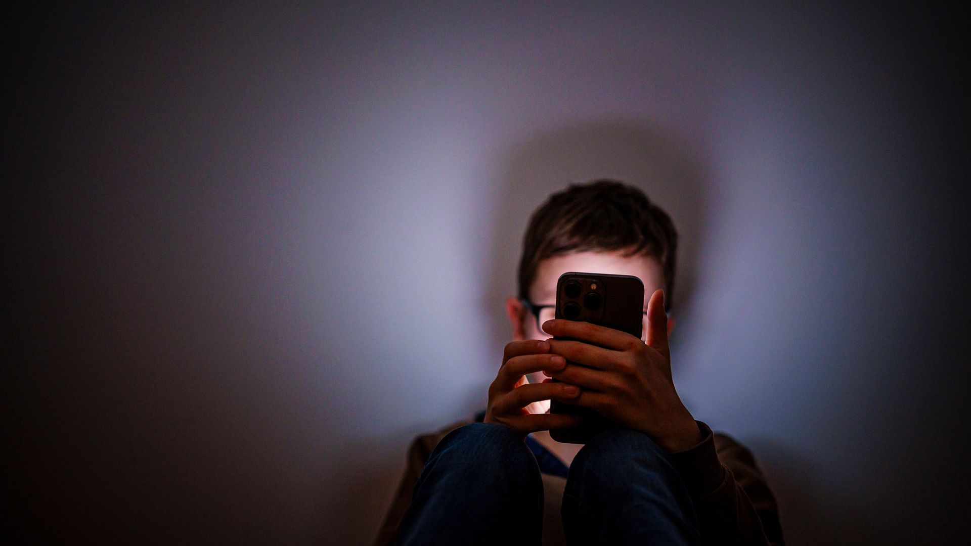 A child (portrayed by a model) on a mobile phone. /CFP